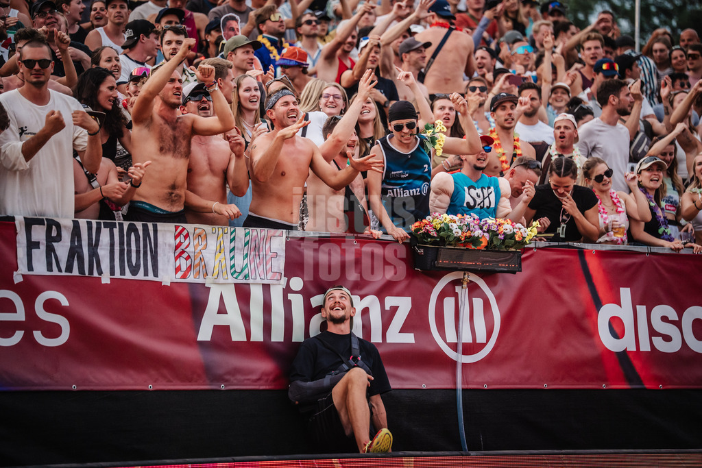 Beachvolleyball | Männer | Allianz German Beach Tour 2025 | Tourstop München | 12.07.2025 | unten Bennet Poniewaz, oben die Fangruppe Fraktion Bräune