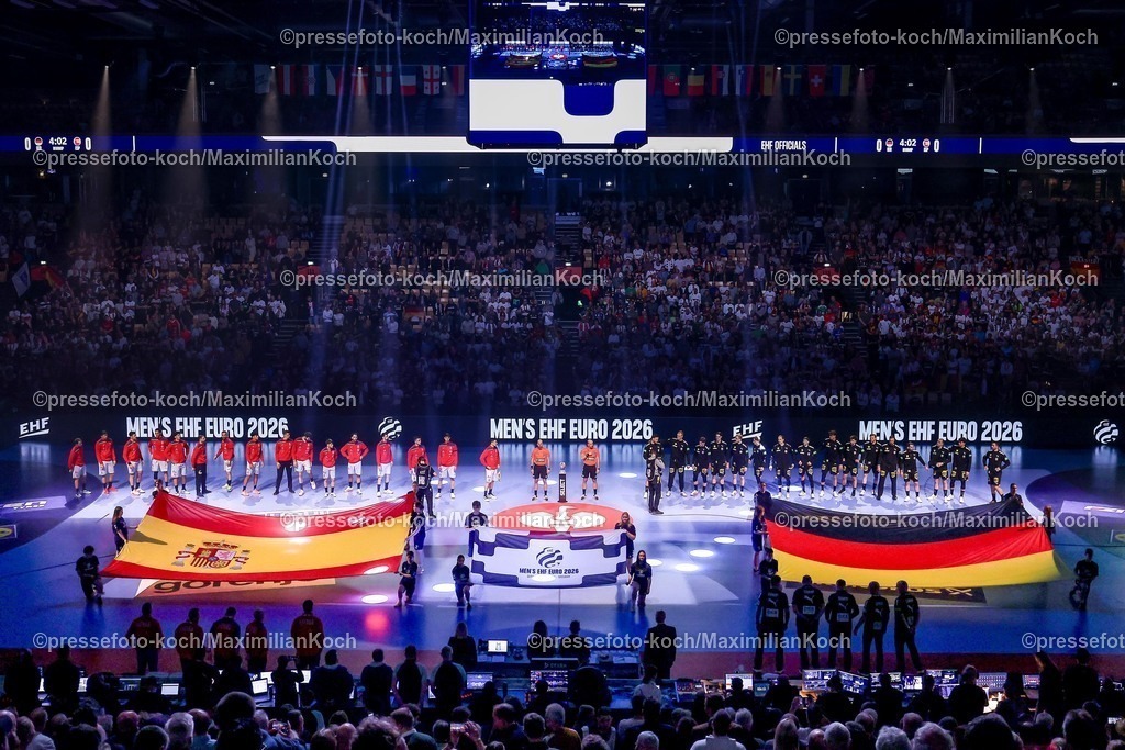 EHF19012602125 | 19.01.2026, Handball, Men's EHF EURO 2026, Deutschland - Spanien, Jyske Bank Boxen in Herning, Dänemark, Preliminary Round: Innenansicht Spielstätte Übersichtsbild Übersicht Übersichtsfoto die Teams stehen bei der Nationalhymne Arm in Arm zusammen.  