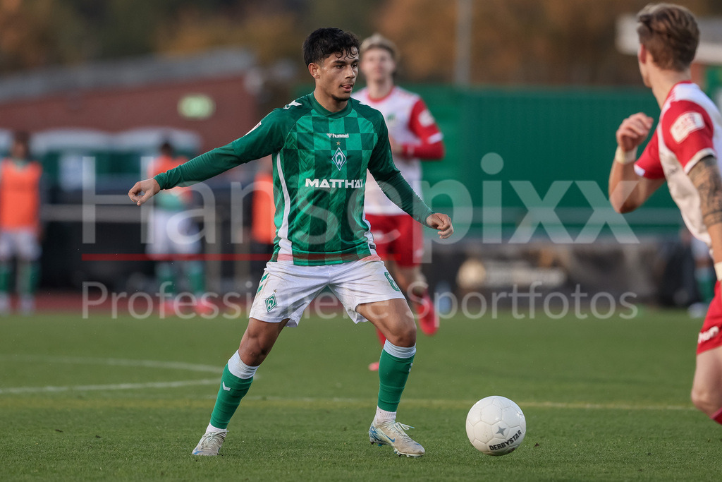 Fussball, Regionalliga Nord, SV Werder Bremen II - VfB Lübeck | v.li.: Ricardo-Felipe Schwarz (SV Werder Bremen II, 6) am Ball, Einzelbild, Ganzkörper, Aktion, Action, Spielszene