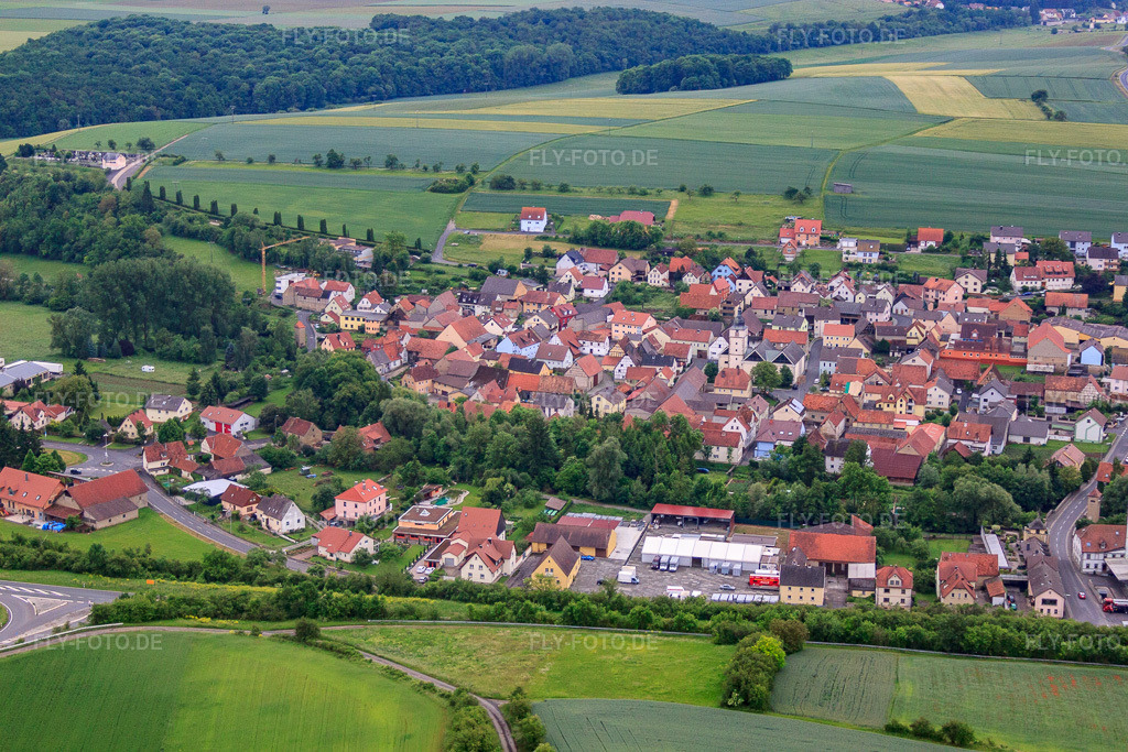 Luftbild: Dorfzentrum mit St. Laurentius im Ortsteil Gänheim in Arnstein im Bundesland Bayern in Deutschland. Foto: IMG_66089.jpg vom 30.05.2014 durch Werner Riehm/FLY-FOTO.deMenüpunkt öffnen/schließen