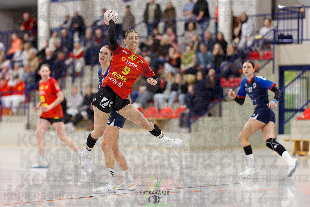 Frauen Regionalliga (HHV); HSG Wettenberg - TV Hüttenberg | Frauen Regionalliga (HHV); HSG Wettenberg - TV Hüttenberg am 06.12.2025 in Launsbach (Wettenberg) (Halle GS Launsbach (Wettenberg))Photo © 2025 - Jörg Heinrich - Realisiert mit Pictrs.com