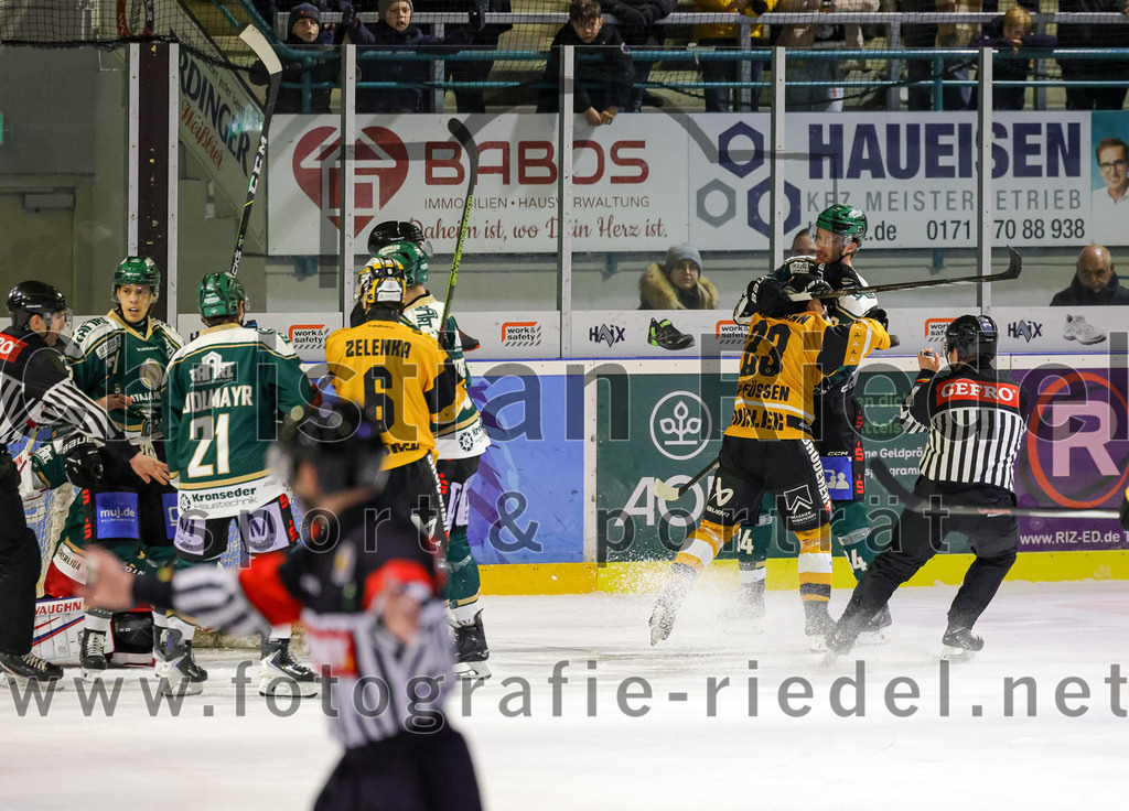 2026-02-27_145_TSV_Erding_gegen_EV_Fuessen | Erding, Deutschland, 27.02.2026:Eishockey, Oberliga Süd 2025 / 2026, 51. Spieltag, TSV Erding gegen EV Füssen, Endergebnis: 2:4Erik Modlmayr (Erding Gladiators, #21), Ondrej Zelenka (EV Füssen, #6), Tim Flammann (EV Füssen, #23), Bastian Cramer (Erding Gladiators, #34)Foto: Christian Riedel / fotografie-riedel.net