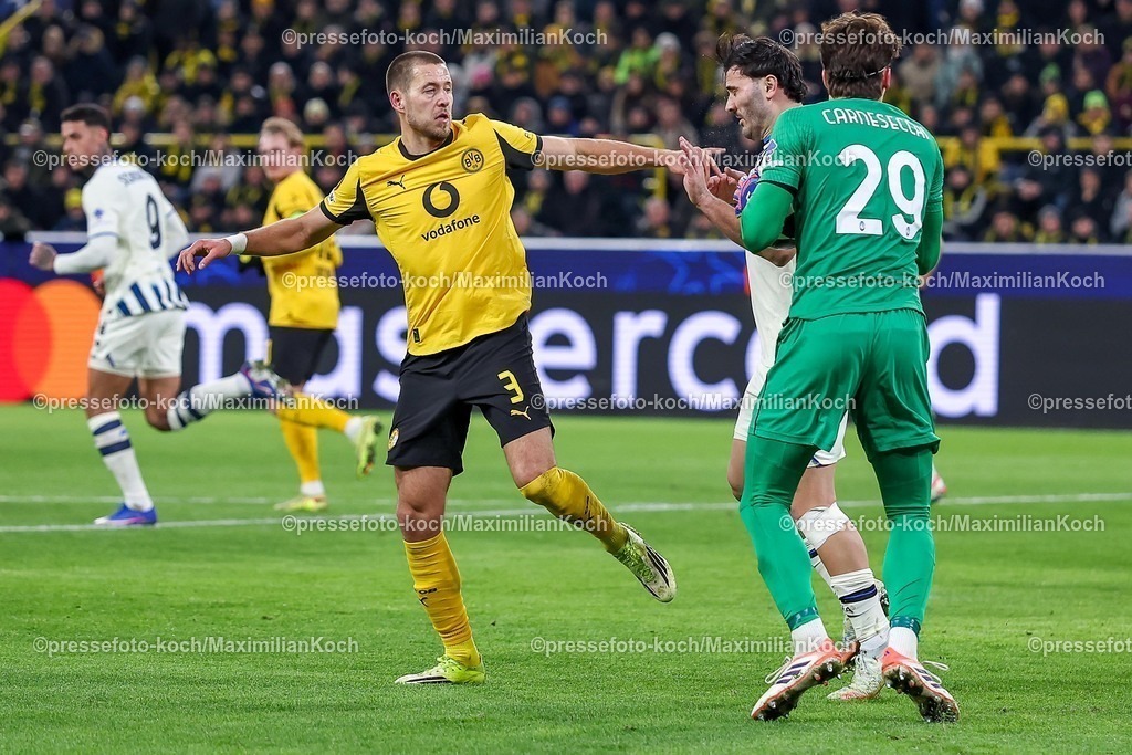 UCL17022601043 | 17.02.2026, Fußball, UEFA Champions League, Borussia Dortmund - Atalanta Bergamo, BVB Stadion, Play-Offs Hinspiel, Saison 2025 2026: Waldemar Anton&nbsp;(BVB #03) gestikulierend auf dem Spielfeld  neben Sead Kolasinac&nbsp;(Atalanta Bergamo #23) Torhüter Marco Carnesecchi&nbsp;(Atalanta Bergamo #29) Regulations prohibit any use of photographs as image sequences and or quasi-video.