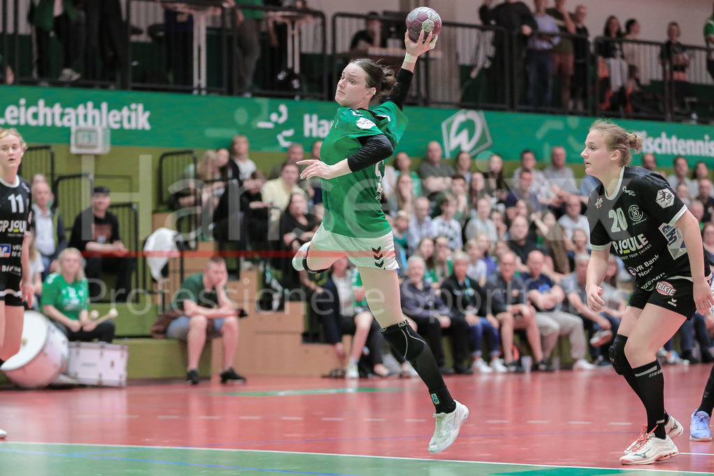Handball, 2. Bundesliga Frauen, SV Werder Bremen - TSV Nord Harrislee | v.li.: Alina Defayay (SV Werder Bremen, 57) beim Wurf, am Ball, Spielszene, Aktion, Action