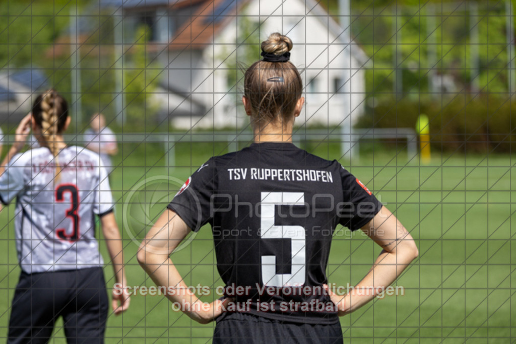 20250427_110342_0034 | #,1.Göppinger SV (weiß) vs. TSV Ruppertshofen (schwarz), Fußball, Frauen-Regionenliga 3 - Bezirk WfV, 21. Spieltag, Saison 2024/2025, Kunstrasenplatz Nord, Hohenstaufenstr. 116, 73033 Göppingen, 27.04.2025 - 11:00 Uhr,Foto: PhotoPeet-Sportfotografie/Peter Harich