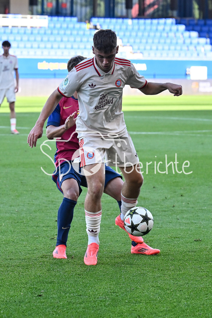 FC Barcelona U19 - FC Bayern München U19 | im Duell Louis RICHTER (FCB #8) und Juan HERNANDEZ (FC Barcelona U19 #10) / zweikampf / UEFA Youth League: FC Barcelona U19 - FC Bayern München U19, Estadi Johan Cruyff am am 23.10.2024