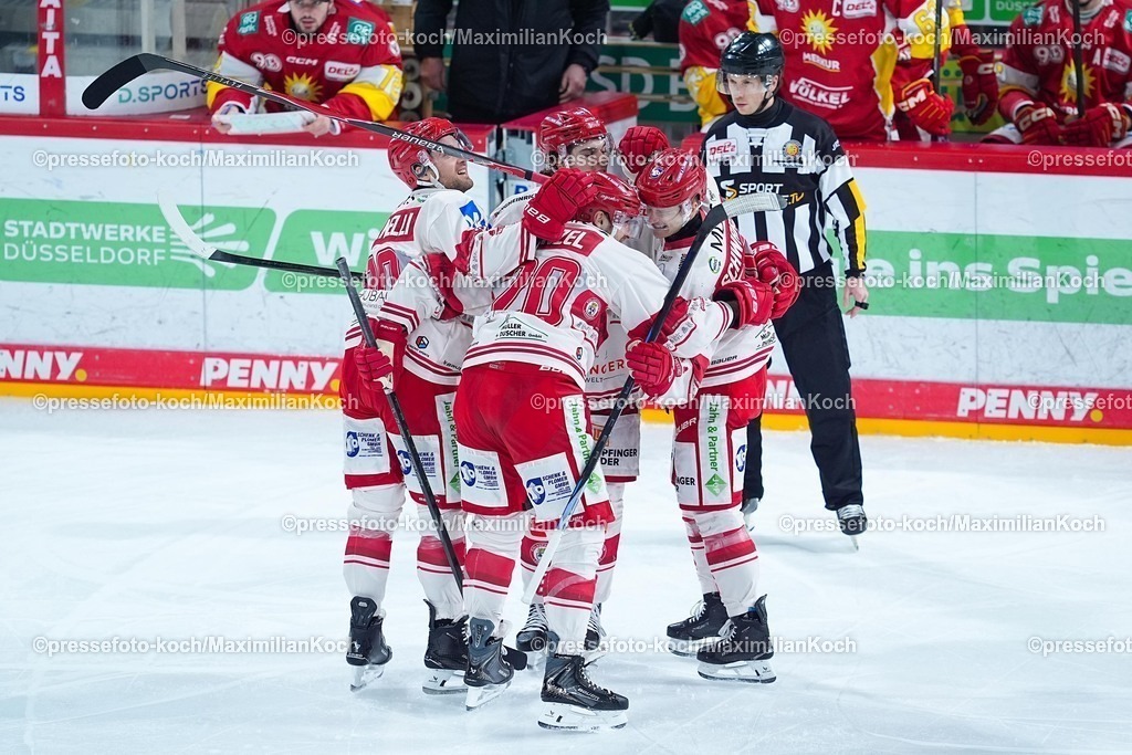 xYDRx20022601010 | 20.02.2026, xydrx, Eishockey, DEL2, Düsseldorfer EG - EV Landshut, PSD Bank Dome Düsseldorf: Torjubel nach dem Tor zum 1:0 für den EV Landshut durch Torschütze Yannick Wenzel (EV Landshut #20) zusammen mit Andreas Schwarz (EV Landshut #25) und Finn Serikow (EV Landshut #8) Julian Kornelli (EV Landshut #10)  Photo: xYannisxDreimannxPressefotoKochx
