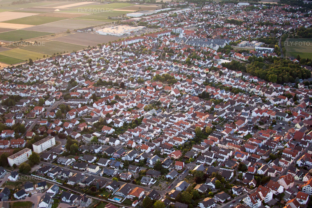 Luftbild: Stadtansicht vom Innenstadtbereich im Ortsteil Roxheim in Bobenheim-Roxheim im Bundesland Rheinland-Pfalz in Deutschland. Foto: IMG_69197.jpg vom 24.06.2014 durch Werner Riehm/FLY-FOTO.de