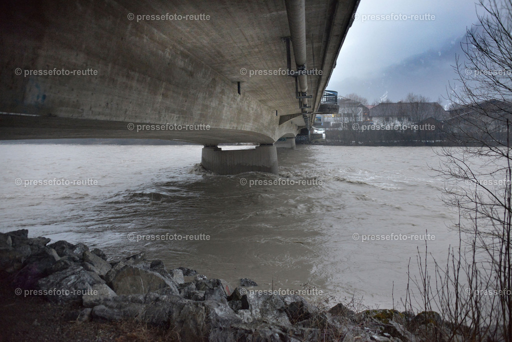 welltvi--2020-Feb03-Starkregen-Lechbruecke-Reutte--WTV_1198 | Info aus dem Bezirk Reutte/Ausserfern Tirol sowie eine umfangreiche Bilddatenbank über die gesamte Region: Lechtal, Talkessel Reutte, Tannheimertal, Zwischentoren. Lech, Plansee, Zugspitze, Grenztunnel, B179, Fernpassstraße, Verkehr, Lawinen, Tradition, - Realisiert mit Pictrs.com