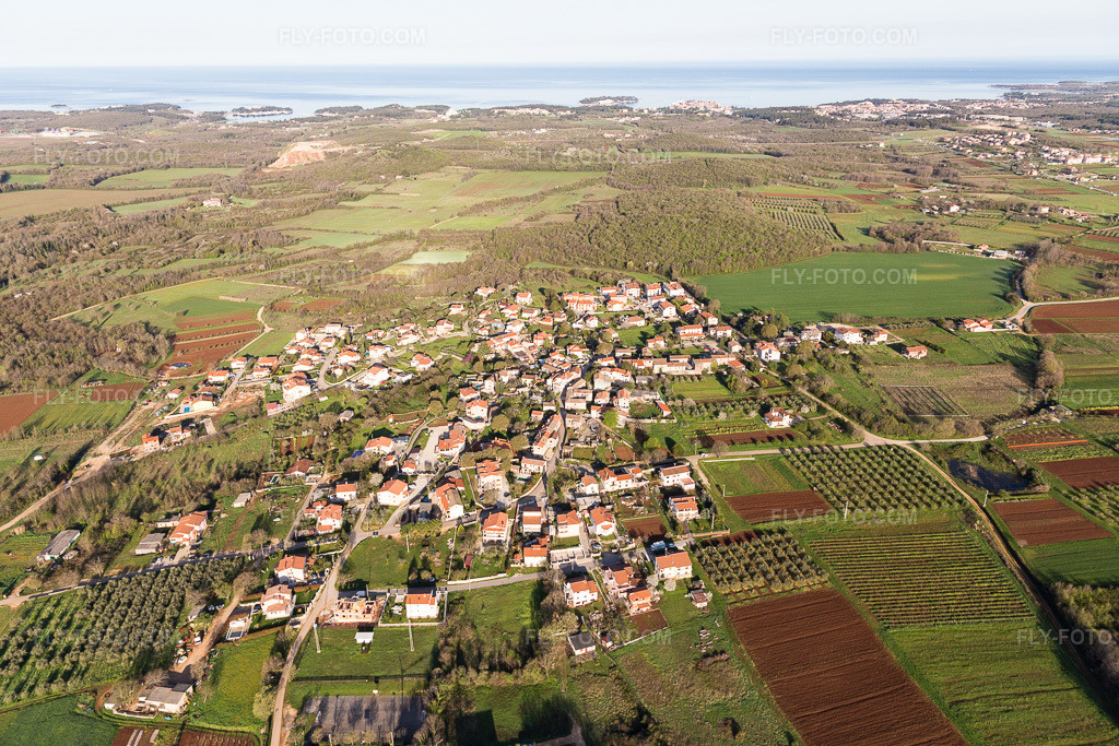 Aerial view: View of the town in Mušalež in the state Gespanschaft Istrien, Croatia. – Photo: IMG_106342.jpg taken on 04/14/2018 by Werner Riehm/FLY-FOTO.com – Resolution of the original: 5472 x 3648 px