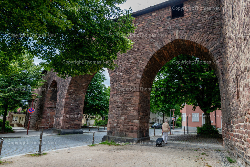 _DSC1451 | Worms: Das Raschitor ist ein Durchgang mit drei Torbögen durch die innere Stadtmauer von Worms. Der Durchbruch erfolgte zu Beginn des 20. Jahrhunderts und durch das Tor gelangt man in das ehemalige Judenviertel.,, Bild: Thomas Neu