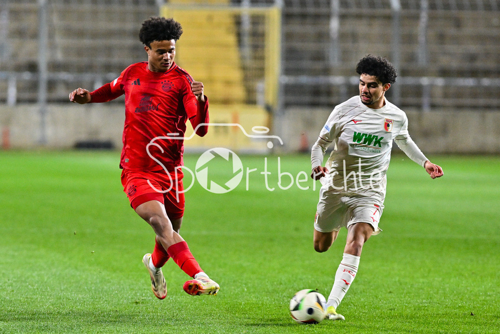 FC Bayern Amateure - FC Augsburg II | Im Duell  Julien YANDA (FC Bayern München II #3) und Aiman DARDARI (FC Augsburg II 7) / Zweikampf / Regionalliga Bayern: FC Bayern Muenchen II - FC Augsburg II, Gruenwalder Stadion am 14.03.2025