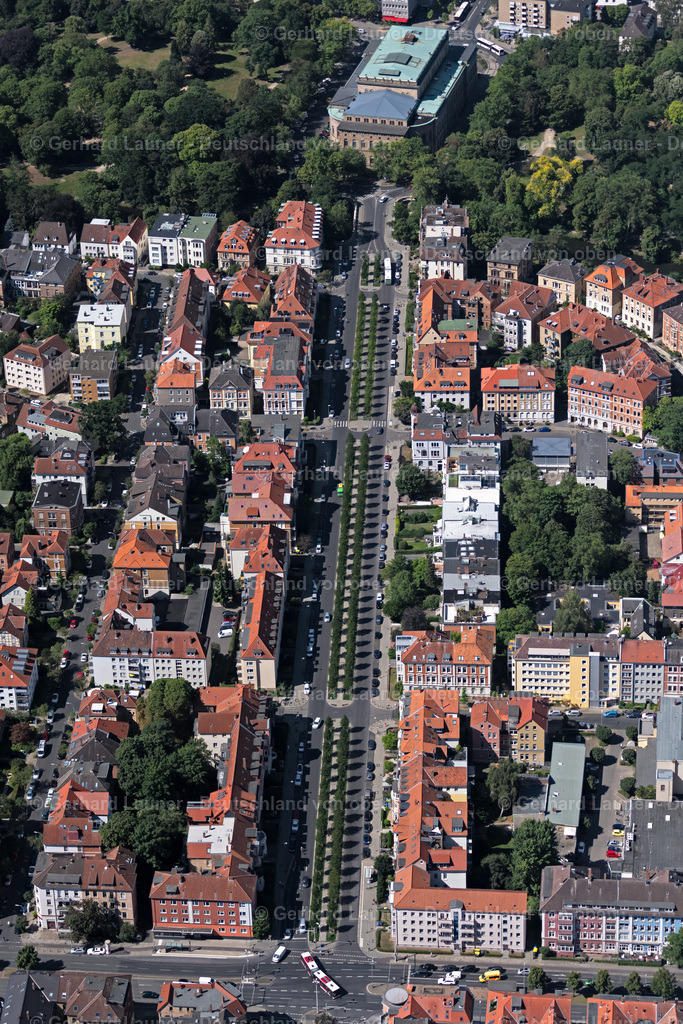 4035548 | BRAUNSCHWEIG 31.07.2020 Verlauf der Straßenführung der Jasperallee mit Wohngebäuden in der Innenstadt in Braunschweig im Bundesland Niedersachsen, Deutschland. // Street - road guidance of Jasperallee in Brunswick in the state Lower Saxony, Germany. Foto: Gerhard Launer