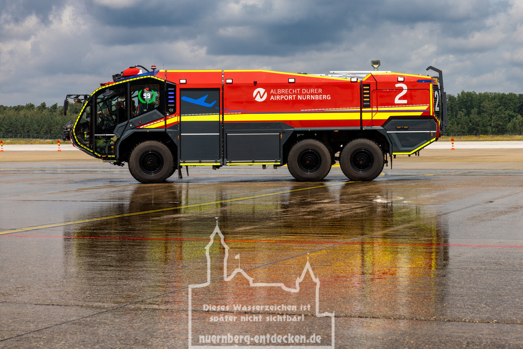 Vorstellung neuer Flugfeldlöschfahrzeuge und Simulator am Flughafen Nürnberg. | Der Albrecht Dürer Airport Nürnberg setzt auf neueste Technik und hat seine Flugfeldlöschfahrzeuge durch drei fabrikneue Panther 6x6 des Herstellers Rosenbauer ersetzt. Die Flughafenfeuerwehr trainiert den Umgang mit den Spezialfahrzeugen in einem eigens dafür angefertigten Simulator. - Realisiert mit Pictrs.com
