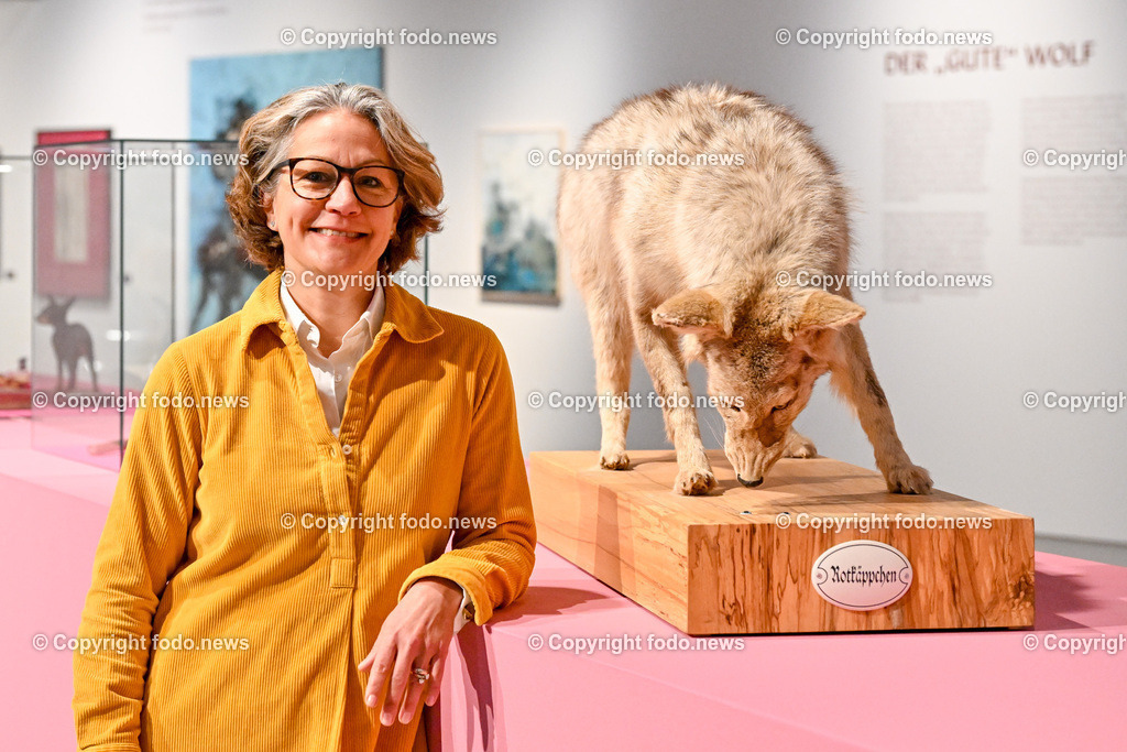 Schlossmuseum Linz_ Wolf_ 12.12.2023-4 | 12.12.2023, Schlossmuseum Linz, AUT, vom Krafttier zum Angsttier, Kulturgeschichte des Wolfes, im Bild Mona Horncastle (Kuratorin der Ausstellung)