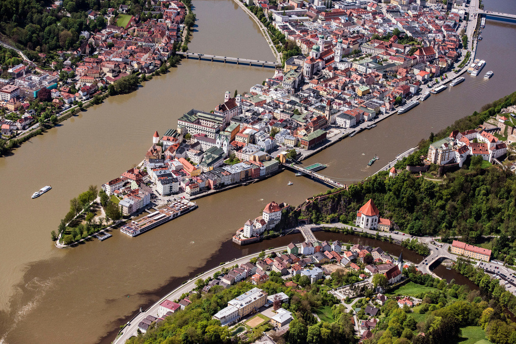 dr__0012481.jpg | PASSAU 11.05.2017 Die kreisfreie Universitätsstadt Passau im Bundesland Bayern. Aufgrund des Zusammenflusses der Flüsse Ilz, Inn und Donau, wird Passau auch "Dreiflüssestadt" genannt. // The university town of Passau in the state of Bavaria. Because of the junction of the rivers Ilz, Inn and Danube, Passau is also called "Three Rivers Town". Foto: Daniel Reiter