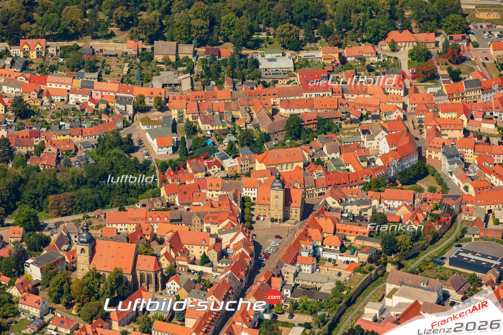 Neue Luftbildaufnahme der Stadt Querfurt - Das Luftbild wurde 2025 vom UL-Flugzeug heraus erstellt ( keine Drohnenaufnahme ) - Hochauflösende Luftaufnahme - für Wandbilder und großformatige Ausdrucke geeignet. Das besondere Geschenk!Hier alle&nbsp;Infos zur Lizenzierung der LuftaufnahmeWir fliegen auch dieses Jahr wieder in Ihre Region um Luftbilder zu erstellen.- Luftbild anfragen
