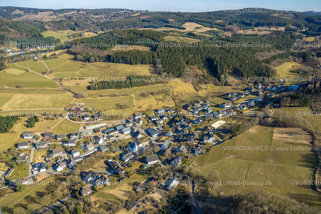 Kirchhundem250308665Marmecke | Luftbild, Wohngebiet Ortsansicht Marmecke mit Kirche St. Antonius, Waldgebiet Hügellandschaft mit Waldschäden, Marmecke, Kirchhundem, Sauerland, Nordrhein-Westfalen, Deutschland