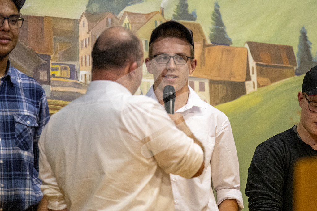 SKE100J_4942 | Die Schwinger des Schwyzer Kantonalen Schwingerverbandes: Fotos, die Dynamik und Leidenschaft festhalten, sowie emotionale Momente aus dem traditionellen Schwingsport zeigen. - Realisiert mit Pictrs.com