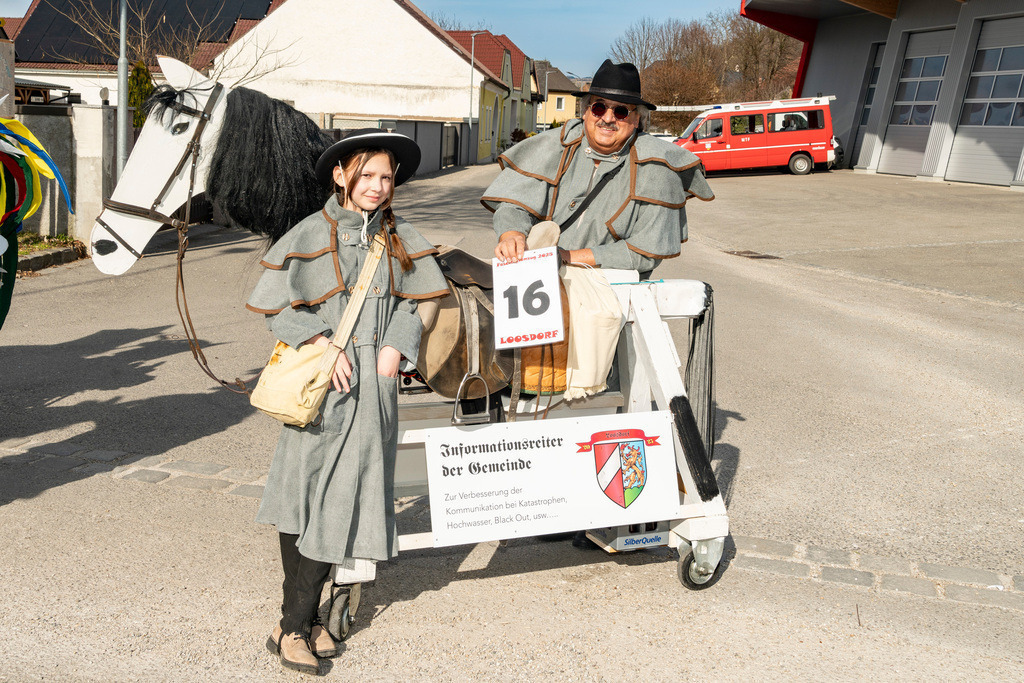 Umzug2025-025_8858 | Fotostrecke: FASCHINGSUMZUG 2025 in Loosdorf. 22 Masken(gruppen)-Teilnehmer: Loosdorfer Vereine, Wirtschaftstreibende, Gemeindeabordnungen sowie Kreditinstitute. rund 700 Besucher entlang der Hauptstrasse. Veranstaltungs-Sicherung durch Mannschaft der FF-Loosdorf mit schwerem Gerät. Maskenprämierung am EKZ-Platz durch Bgm. Thomas Vasku in den Kategorien: Bester Festwagen (Fa. gkonzept-Groissenberger; Beste Personengruppe-ASK-Loosdorf; Beste Einzelperson; Weiteste Anreise-FF Schollach;