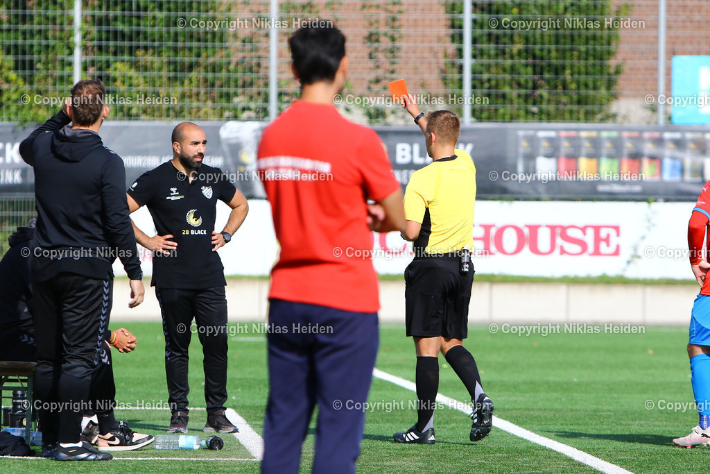 NH_Teutonia05_SVDrochtersenAssel_RegionalligaNord_15092024 | Nabil Toumi (Trainer, Teutonia 05) sah von Referee Florian Lisiak.Fußball I Herren I Regionalliga Nord I Saison 2024-2025 I 9. Spieltag I Teutonia 05 - SV Drochtersen/Assel I 15.09.2024 I Stadion Hoheluft