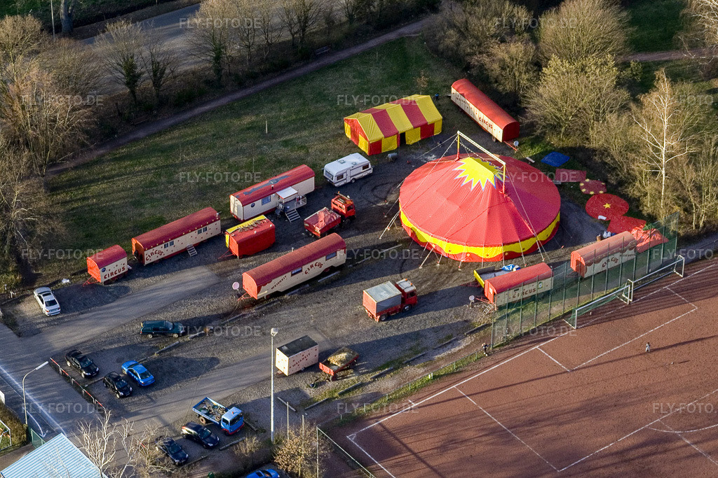 Luftbild: Circus Weisheit am Sportplatz in Kandel im Bundesland Rheinland-Pfalz in Deutschland. Foto: IMG_9823.jpg vom 18.03.2008 durch Werner Riehm/FLY-FOTO.de