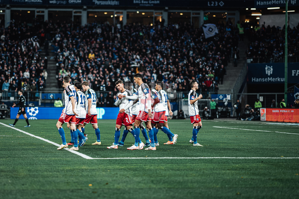 Fußball | Männer | Saison 2023/2024 | 2. Fußball-Bundesliga | 12. Spieltag | Hamburger SV vs. 1. FC Magdeburg | 04.11.2023 | Das Team vom HSV freut sich nach dem Tor von Laszlo Benes (#8, HSV) ganz rechts