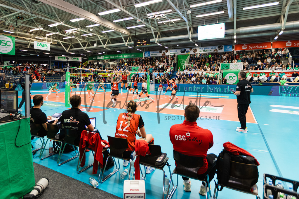 Volleyball, 1. Bundesliga Frauen, Hauptrunde, 8. Spieltag, Saison 2025/2026: USC Münster - Dresdner SC | 1. Bundesliga Frauen, Hauptrunde, 8. Spieltag, Saison 2025/2026, USC Münster empfängt Dresdner SC in der Sporthalle Berg Fidel in Münster. Foto: sportfotografie.ms | Markus Paletta - Realisiert mit Pictrs.com