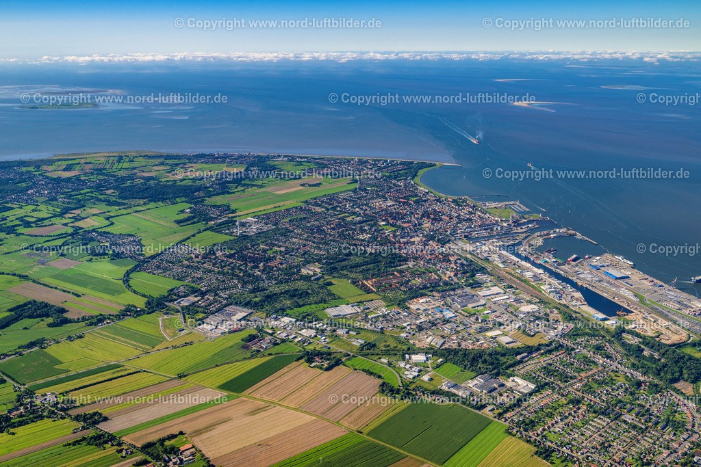 Cuxhaven_ELS_8695160823 | CUXHAVEN 16.08.2023 Stadtansicht am Meeres-Küstenbereich der Nordsee in Cuxhaven im Bundesland Niedersachsen, Deutschland. Weiterführende Informationen bei: Nordseeheilbad Cuxhaven GmbH. // City view on sea coastline of North Sea in Cuxhaven in the state Lower Saxony, Germany. Further information at: Nordseeheilbad Cuxhaven GmbH. Foto: Martin Elsen