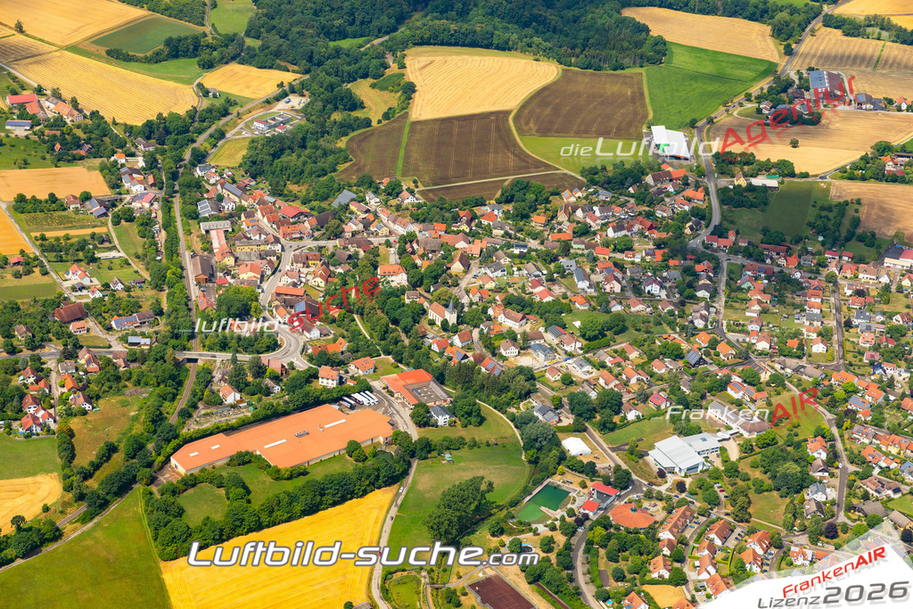 Aktuelles Luftbild von  Wallhausen - Die Luftaufnahme wurde 2022 mittels UL-Flugzeug erstellt ( keine Drohne ) - hochauflösende Kamera-Systeme von  Canon -Beste Qualität - Für grossformatige Ausdrucke geeignet. Die Geschenkidee !