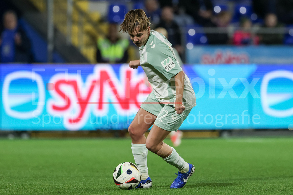 Fussball, Google Pixel Frauen-Bundesliga, TSG 1899 Hoffenheim - SV Werder Bremen | v.li.: Rieke Dieckmann (SV Werder Bremen, 22) am Ball, Freisteller, Einzelbild, Ganzkörper, Aktion, Action, Spielszene, DIE DFB-RICHTLINIEN UNTERSAGEN JEGLICHE NUTZUNG VON FOTOS ALS SEQUENZBILDER UND/ODER VIDEOÄHNLICHE FOTOSTRECKEN. DFB REGULATIONS PROHIBIT ANY USE OF PHOTOGRAPHS AS IMAGE SEQUENCES AND/OR QUASI-VIDEO.
