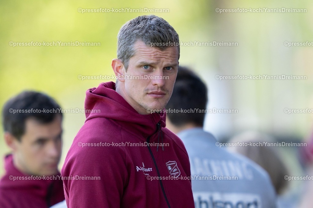 xydr05042501055 | 05.04.2025, xydrx, Fußball, Viktoria Köln - SpVgg Unterhaching , 3.Liga, Sportpark Höhenberg, Saison 2024 2025: Sven Bender (Cheftrainer SpVgg Unterhaching) DFB regulations prohibit any use of photographs as image sequences and or quasi-video.