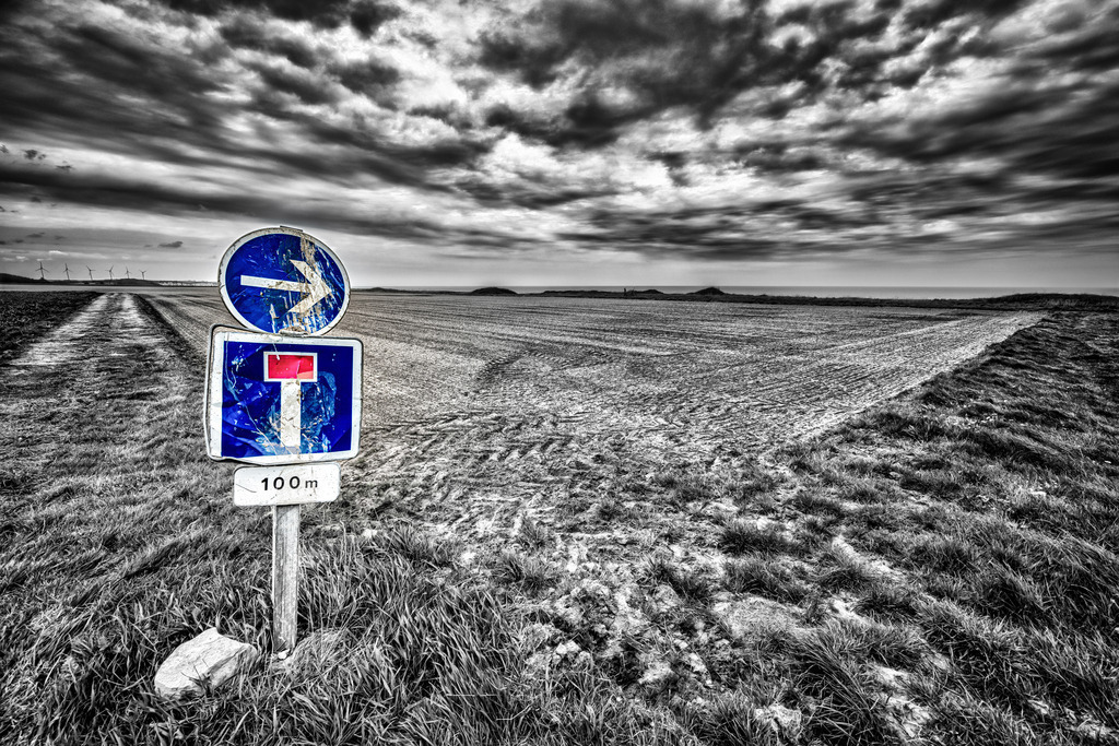 dead end | Mitten im Feld am Rand der Klippen in der Normandie steht dieses Verkehrsschild. Auf den ersten Blick absurd: eine Sackgasse, obwohl der Blick ungehindert in die Weite schweifen kann, aber tatsächlich hört der Feldweg nach 100 Metern auf und es ist angezeigt, hier abzubiegen. 
-----------------------------------------------------------------
This traffic sign is in the middle of a field on the edge of the cliffs in Normandy. At first glance absurd: a dead end, although the view can wander unhindered into the distance, but in fact the dirt road ends after 100 meters and it is advisable to turn here.
-----------------------------------------------------------------
Dieser Druck ist in einer limitierten Auflage von 5 Exemplaren erhältlich. 
This print is available in a limited edition of 5 copies. 
http://art.hess.photography/ - Realisiert mit Pictrs.com