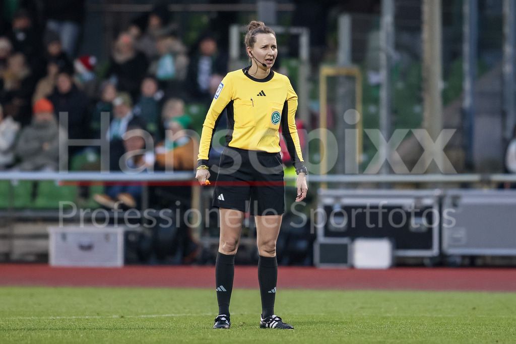 Fussball, Google Pixel Frauen-Bundesliga, SV Werder Bremen - SC Freiburg | v.li.: Schiedsrichterin Sina Diekmann, DIE DFB-RICHTLINIEN UNTERSAGEN JEGLICHE NUTZUNG VON FOTOS ALS SEQUENZBILDER UND/ODER VIDEOÄHNLICHE FOTOSTRECKEN. DFB REGULATIONS PROHIBIT ANY USE OF PHOTOGRAPHS AS IMAGE SEQUENCES AND/OR QUASI-VIDEO.