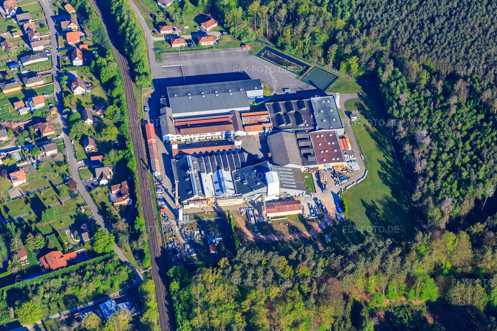 Luftbild: Cristallerie Lalique SA in Wingen-sur-Moder im Bundesland Bas-Rhin in Frankreich. – Foto: IMG_146040.jpg vom 01.05.2025 durch Werner Riehm/FLY-FOTO.de – Auflösung des Originals: 5472 x 3648 px – Lalique France