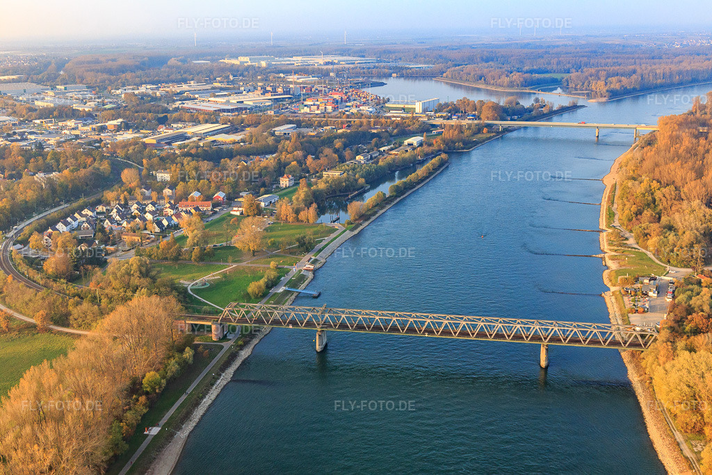 Luftbild: Eisenbahn.-Rheinbrücke aus Süden in Germersheim im Bundesland Rheinland-Pfalz in Deutschland. Foto: IMG_104507.jpg vom 03.11.2017 durch Werner Riehm/FLY-FOTO.de