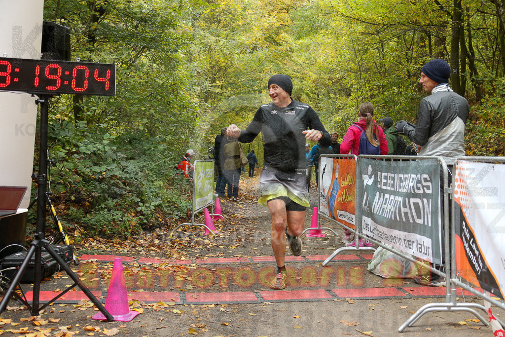 251026_1320_EX1_3237 | Sportfotografie im Rhein-Sieg Kreis, Köln, Bonn, NRW, Rheinland Pfalz, Hessen, etc. Unser Tätigkeitsfeld umfasst den Laufsport vom Volkslauf über den Marathon, Duathlon, Triathon bis zum Ultralauf wie Kölnpfad Ultra oder Schindertrail.