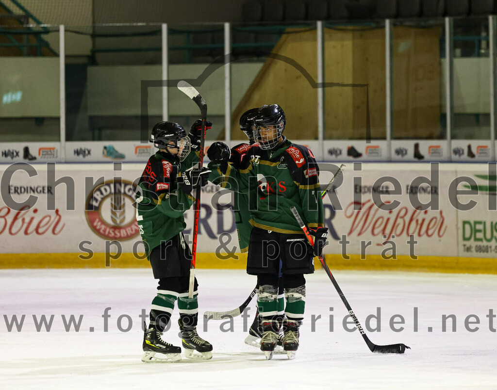 2022-12-04_103_TSV_Erding_gegen_EHC_Klostersee | Erding, Deutschland, 04.12.2022:
Eishockey, Bayernliga U17 2022 / 2023, 11. Spieltag, TSV Erding gegen EHC Klostersee, Endergebnis: 3:5

Jakob Devers (Erding Gladiators, #22), Emilio Brattia (Erding Gladiators, #7)

Foto: Christian Riedel / fotografie-riedel.net