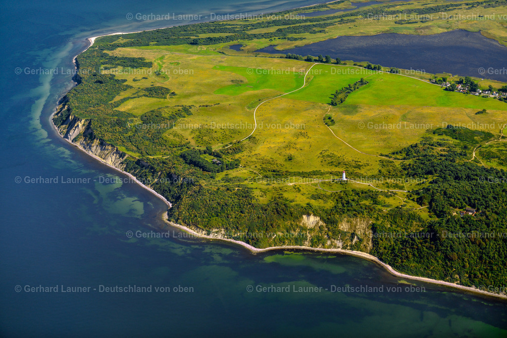 3638023 | Leuchtturm Dornbusch, INSEL HIDDENSEE 08.09.2021 Leuchtturm als historisches Seefahrtszeichen im Dornbuschwald der Insel Hiddensee im Bundesland Mecklenburg-Vorpommern, Deutschland. // Lighthouse as a historic seafaring character Im Dornbuschwald on island Insel Hiddensee in the state Mecklenburg - Western Pomerania, Germany. Foto: Gerhard Launer
