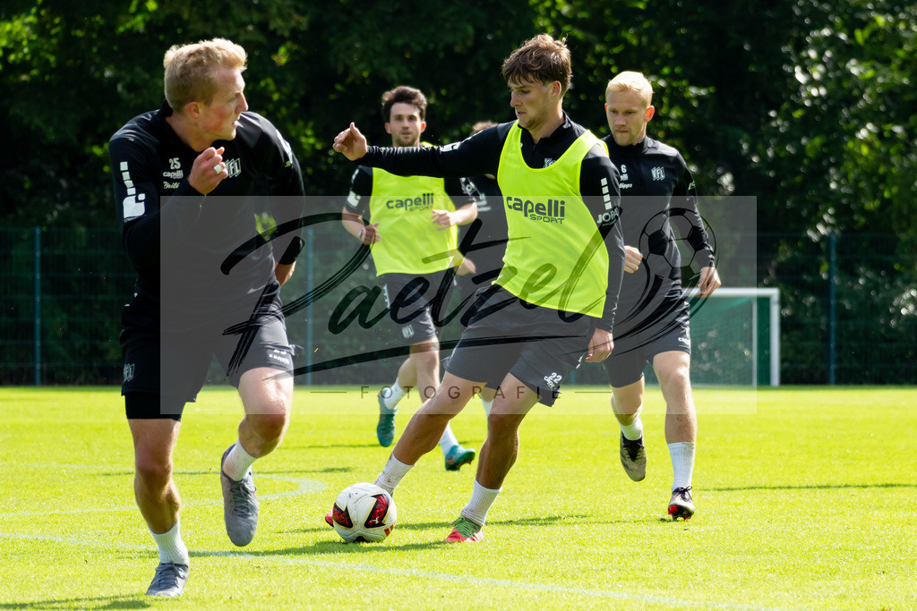 20260909_TRAOSN_0048 | Fußball, Herren: Bernd Riesselmann (VfL Osnabrück) in Aktion, am Ball, Einzelaktion beim Training des VfL Osnabrück am 09.09.2026 im Sportpark Illoshöhe in Osnabrück, Deutschland.(Foto von Nico Paetzel) - Realisiert mit Pictrs.com