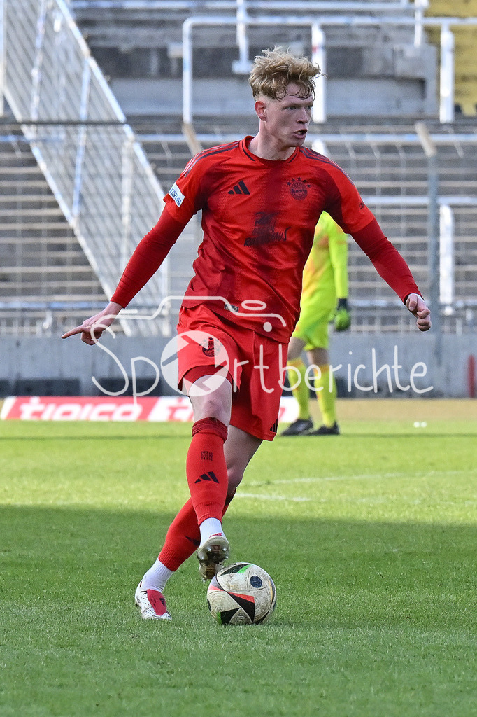 FC Bayern Amateure - 1. FC Schweinfurt 05 | am Ball Lennard BECKER (FC Bayern München II #6) / Einzelfoto / Freisteller / Regionalliga Bayern: FC Bayern Muenchen II - 1. FC Schweinfurt 1905, Gruenwalder Stadion am 22.02.2025