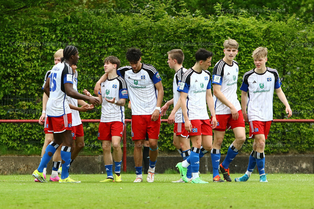 NH_HamburgerSVU19_FCHansaRostockU19_U19Bundesliga_28042024 | Hamburger SV U19 bejubelt das 1:0 durch #7 Davis Rath.

Fußball I Junioren I A-Junioren Bundesliga Nord/Nordost I Saison 2023-2024 I 24. Spieltag I Hamburger SV U19 - FC Hansa Rostock U19 I 28.04.2024 I Sportpark Eimsbüttel