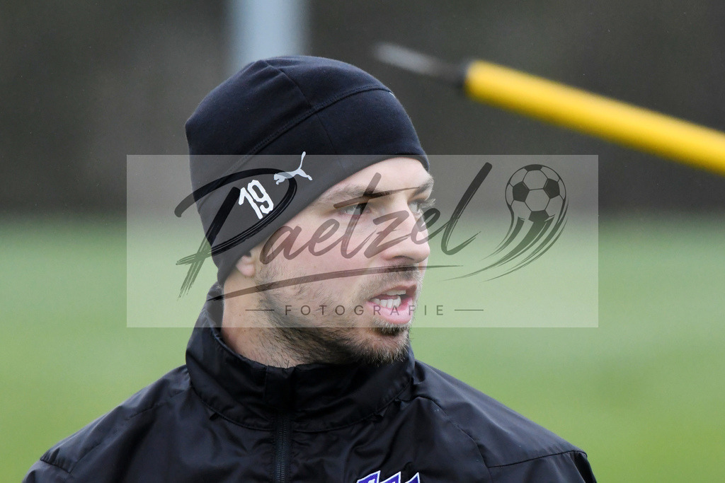 20200125_TRAOSN_0066 | Fußball, Herren: Kevin Wolze (VfL Osnabrück) schaut beim Training des VfL Osnabrück am 25.01.2020 im Sportpark Illoshöhe in Osnabrück, Deutschland.(Foto von Nico Paetzel) - Realisiert mit Pictrs.com