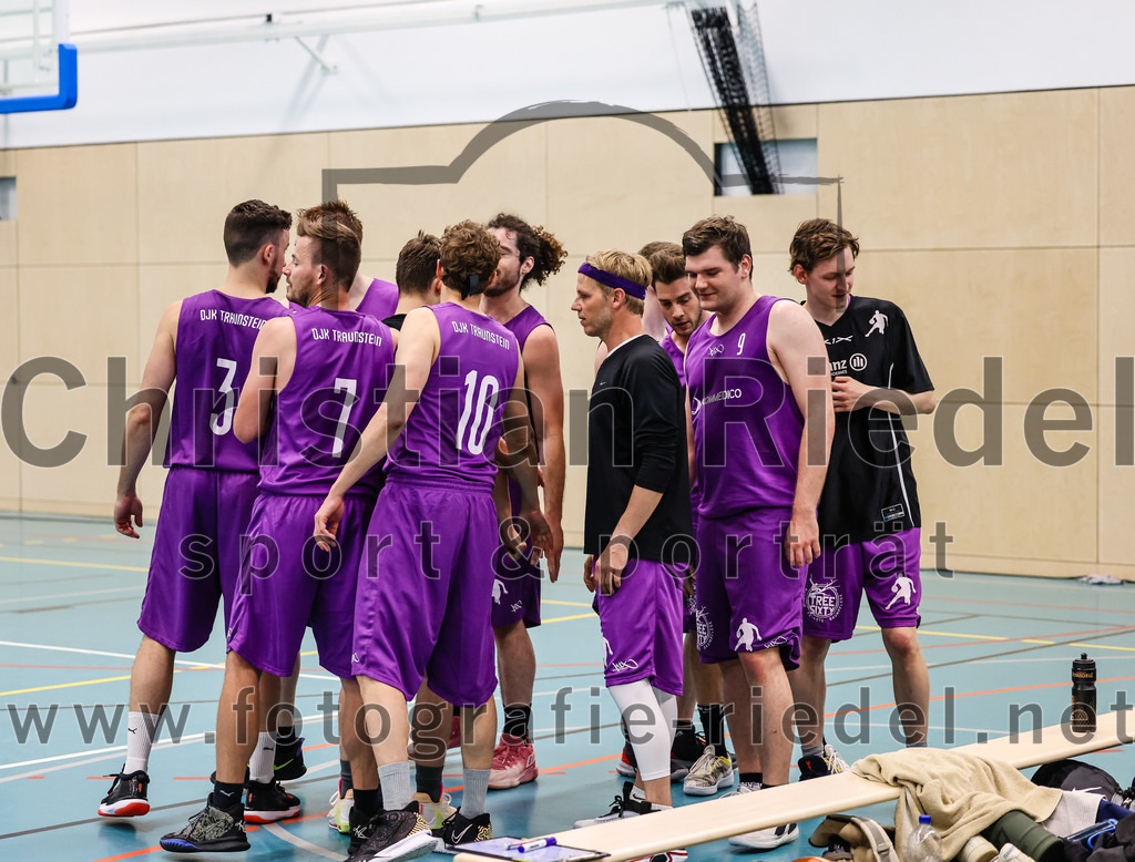 2022-05-01_034_TSV_Vaterstetten_gegen_DJK_Traunstein | Vaterstetten, Deutschland, 01.05.2022:
Basketball, Aufstiegsrunde zur Bayernliga 2021 / 2022, 5. Spieltag, TSV Vaterstetten gegen DJK Traunstein, Endergebnis: 87:79

Roman Orben (DJK Traunstein, #3), Michael Aicher (DJK Traunstein, #7), Mathias Magg (DJK Traunstein, #10), C. Ortner (DJK Traunstein, #9)

Foto: Christian Riedel / fotografie-riedel.net