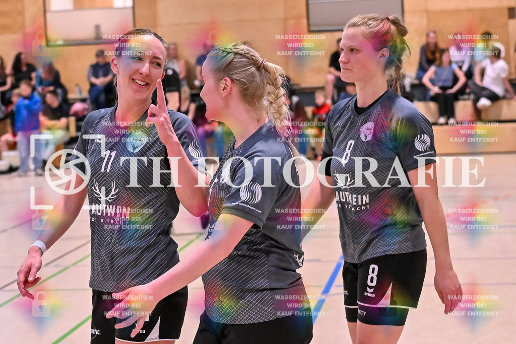 GER, SG Maulburg/Steinen - HB Kinzigtal, Handball, Suedbadenliga, 22. Spieltag, Saison 2023/2024, 27.04.2024 | Carina Schmid (HB Kinzigtal, #11), Vanessa Paul (HB Kinzigtal, #05), Charline Maier (HB Kinzigtal, #08)

GER, SG Maulburg/Steinen - HB Kinzigtal, Handball, Suedbadenliga, 22. Spieltag, Saison 2023/2024, 27.04.2024

Foto: TH Fotografie/Thomas Hess