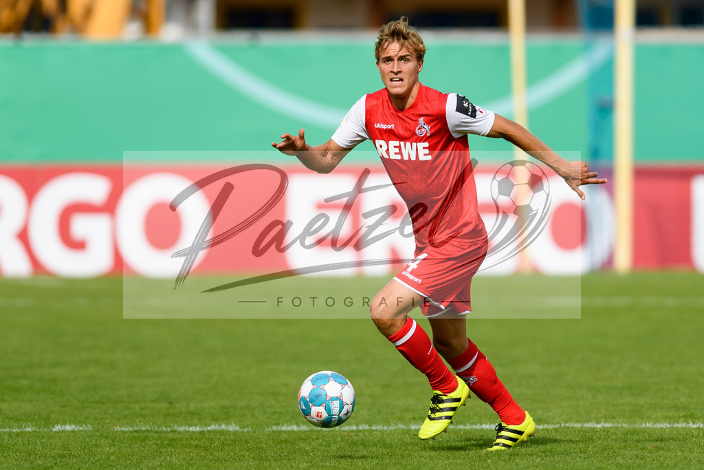 JENKOE20210808_232 | Fussball, Herren: Timo Huebers (1. FC Koeln) in Aktion, am Ball, Einzelaktion beim Spiel der 1. Runde im DFB-Pokal zwischen FC Carl Zeiss Jena und 1. FC Koeln im Ernst-Abbe-Sportfeld am 08.08.2021 in Jena, Deutschland.DFB / DFL REGULATIONS PROHIBIT ANY USE OF PHOTOGRAPHS AS IMAGE SEQUENCES AND/OR QUASI-VIDEO. - Realisiert mit Pictrs.com