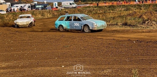 _DSC5930_ergebnis | 
Natürlich, hier ist eine Meta-Beschreibung, die sich aus dem Text ableitet:

Entdecke die Welt der Fotografie durch die Linse von Justin Wenzel, einem 23-jährigen Fotografen, der seit 2016 seine Leidenschaft für die Kunst entfaltet. Von Portraits über Ti - Realisiert mit Pictrs.com