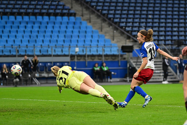 Fußball I Frauen I Saison 2025-2026 I Bundesliga I 10. Spieltag I Hamburger SV - 1. FC Nürnberg I 45034 | Larissa Rusek (21, 1. FC Nürnberg) kann den Ball von Melanie Brunnthaler (11, Hamburger SV) nicht abwehren - TOR!, Tor durch Melanie Brunnthaler (11, Hamburger SV) - Realisiert mit Pictrs.com
