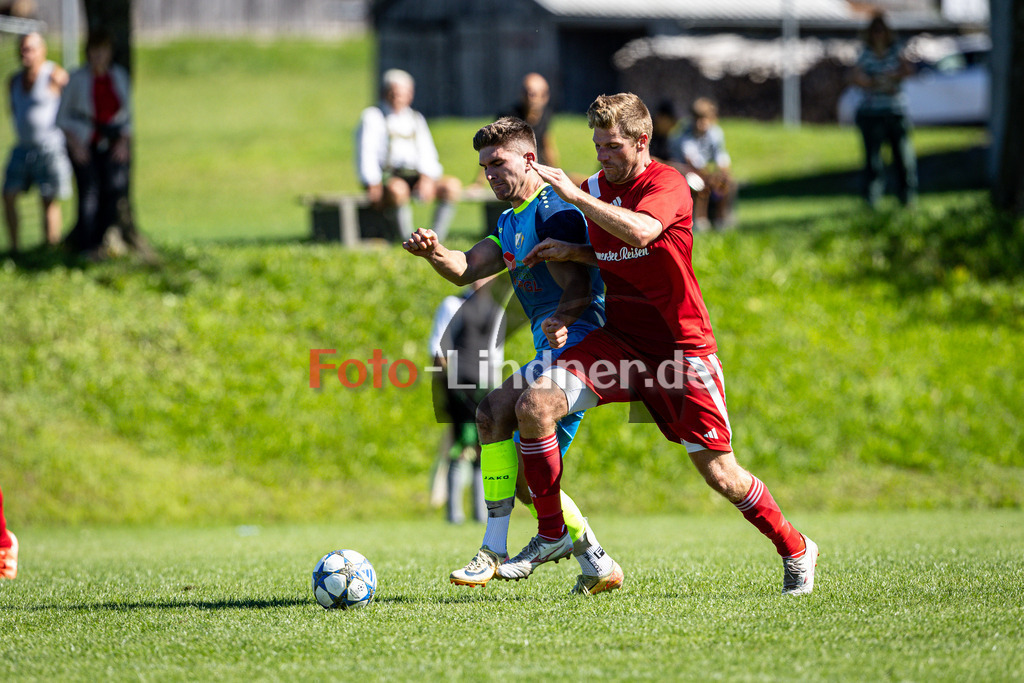 SG Wielenbach/Pähl gegen TSV Erling-Andechs | Fußball Herren Kreisklasse Zugspitze Gruppe 3 2025/26 7. Spieltag, SG Wielenbach/Pähl gegen TSV Erling-Andechs, 20250831,Zweikampf, 2025-08-31 in Pähl (Sportplatz Pähl), Robin KERGL (SG Wielenbach/Pähl 11), Leo Franziskus METZ (TSV Erling/Andechs 8), Copyright: WolfgangxLindner www.foto-lindner.de