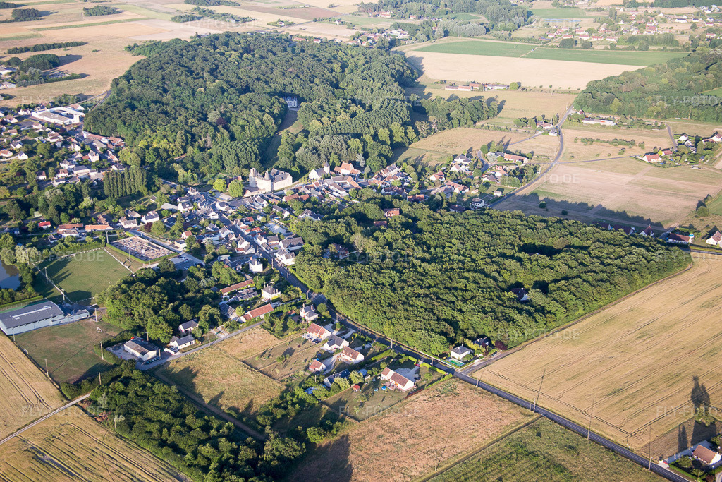 Luftbild: Ortsansicht in Fougères-sur-Bièvre im Bundesland Loir-et-Cher in Frankreich. Foto: IMG_081262.jpg vom 19.06.2015 durch Werner Riehm/FLY-FOTO.de